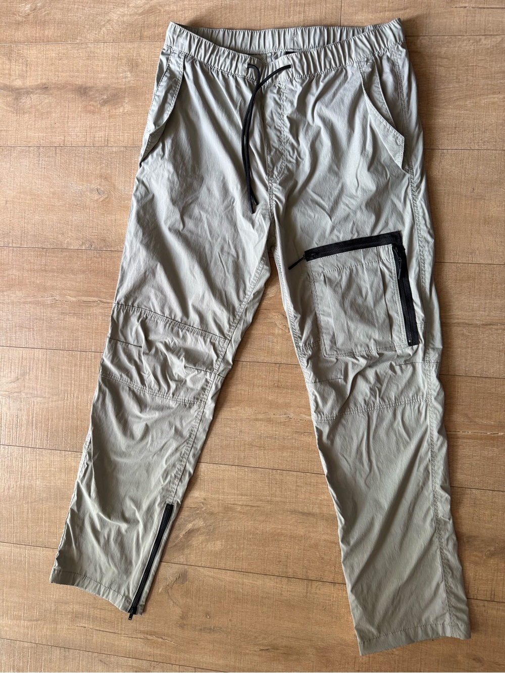 H&M utility Hiking Pants Size Medium beige Performance Stretch Drawstring EUC